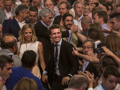 Pablo Casado junto a su esposa, Isabael Torres, tras ser proclamado presidente del PP. / En vídeo, Pablo Casado es proclamado líder del PP (ATLAS)