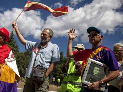 Varias personas se manifiestan en el Valle de los Caídos con banderas republicanas / En vídeo, manifestación republicana en el Valle de los Caídos