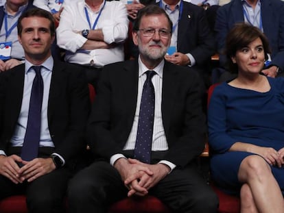 Casado, Rajoy y Sáenz de Santamaría, durante el congreso del PP / En vídeo, Pablo Casado se compromete a integrar al equipo de Soraya Sáenz de Santamaria (ATLAS)