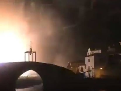 Momento de la explosión pirotécnica, anoche en Cangas del Narcea (Asturias).