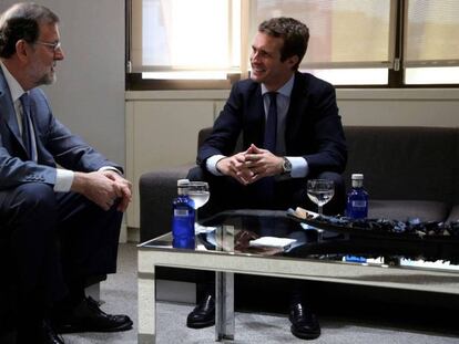 FOTO: Pablo Casado y Mariano Rajoy, reunidos en la sede nacional del partido tras la celebración del Congreso Nacional Extraordinario del PP. / VÍDEO: Fragmento de la entrevista de Casado en la COPE.