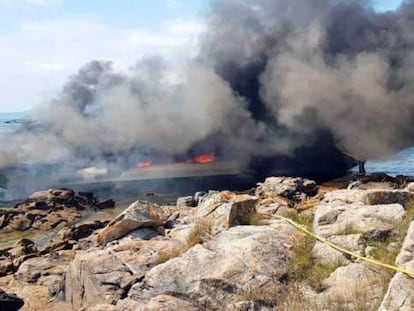 Imágenes del catamarán en llamas en la Ría de Arousa (Galicia).