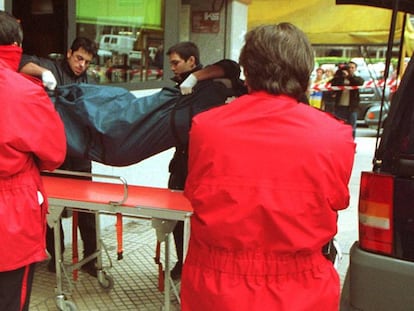 La Ertzaintza custodia el levantamiento del cadáver de la limpiadora asesinada en 2000 por Guillermo Fernández Bueno en Vitoria.