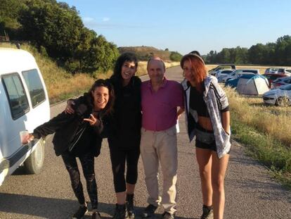 Rafael Villalba, agricultor en Villar del Saz de Navalón, posa junto a tres asistentes a la 'rave' Kamikaze 3.0.