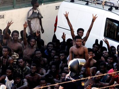 Unos 600 inmigrantes subsaharianos lograron hoy acceder a la ciudad española de Ceuta tras un salto masivo a la valla fronteriza que separa la ciudad de Marruecos.