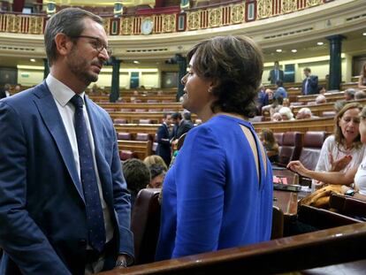 Soraya Sáenz de Santamaria y Javier Maroto charlan este viernes en el hemiciclo.