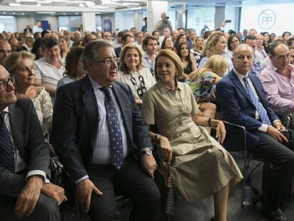 FOTO: Reunión de diputados y senadores del PP este viernes en la sede del partido. / VÍDEO: Declaraciones de Fernando Martínez-Maillo antes de entrar a la reunión.