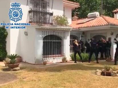 Agentes de la Policía Nacional en el momento de entrar en una casa donde se guardaban tres toneladas de hachís.