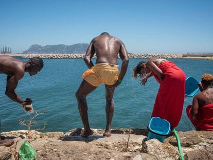 Inmigrantes se lavan en el puerto del Saladillo (Algeciras).