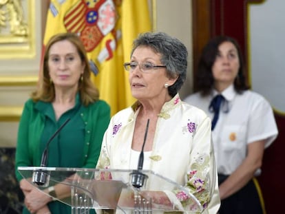 La nueva administradora de RTVE, Rosa María Mateo, en el acto de toma de posesión junto la presidenta del Congreso, Ana Pastor.