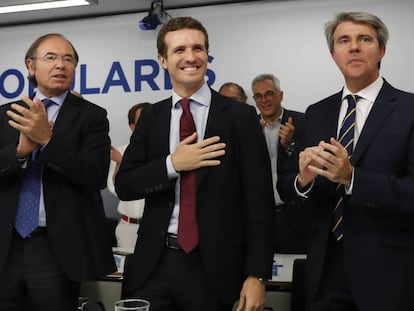 Pablo Casado, junto a Ángel Garrido (derecha) y Pío García Escudero este lunes en la sede del PP.
