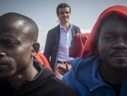 Pablo Casado visita el dique del puerto de Algeciras.