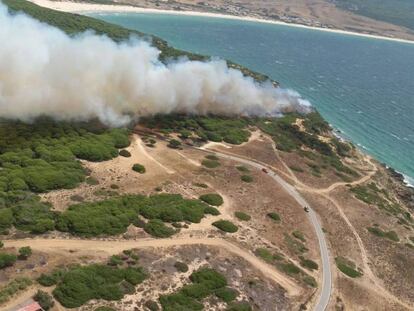 Vista del incendio en Tarifa, este miércoles.