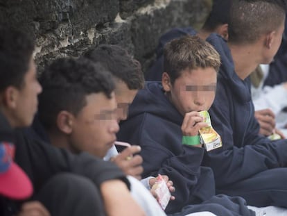 Un grupo de niños marroquíes en el puerto de Tarifa, el 26 de julio.