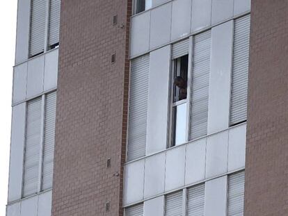El presunto asesino se asoma a la ventana del edificio en el que se ha atrincherado.