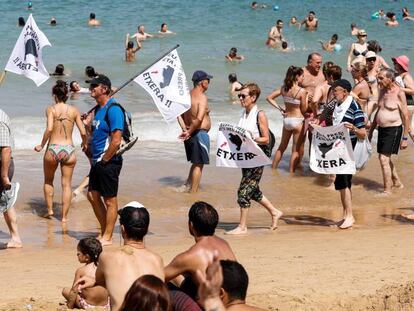 La asociación de familiares de presos de ETA Etxerat en una concentración en las playas de San Sebastián.