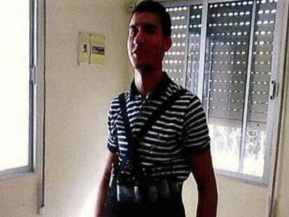 Younes Abouyaaqoub posa amb una armilla suposadament carregada amb explosius. En vídeo: Així va ser el final dels terroristes.