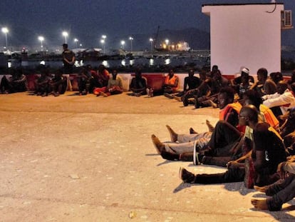 Llegada al puerto de Motril de 153 inmigrantes que fueron rescatados por Salvamento Marítim cerca de la isla de Alborán. En vídeo: Traslados al puerto de Málaga 259 inmigrantes rescatados en Alborán.