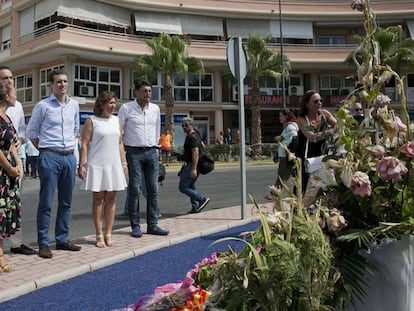 El líder del PP, Pablo Casado, participa en una ofrenda floral a las dos víctimas de ETA fallecidas en un atentado en Santa Pola en 2002.