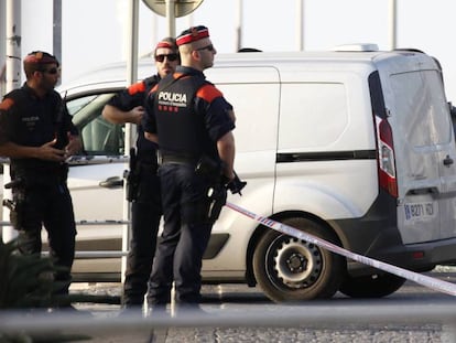 En vídeo, els Mossos van disparar un total de 104 vegades per abatre als gihadistes del 17A