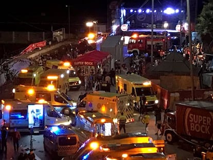 Equipos médicos de emergencias y efectivos de las fuerzas de seguridad y bomberos en el lugar donde anoche se desplomó una pasarela de madera en Vigo durante una de la actuaciones del festival de 'O Marisquiño'.