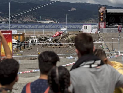 Curioso fotografían el lugar del accidente, en el puerto de Vigo.