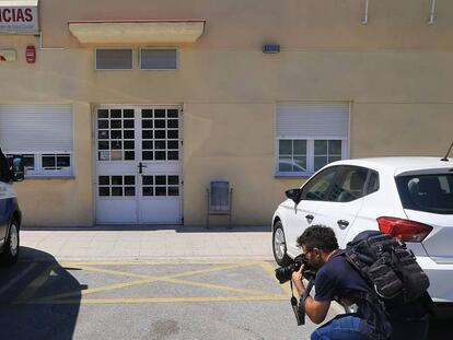 Exterior del centro de salud de Dúrcal donde el supuesto agresor dejó a la mujer.