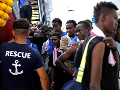 Los migrantes del Aquarius hacen cola para recibir comida.