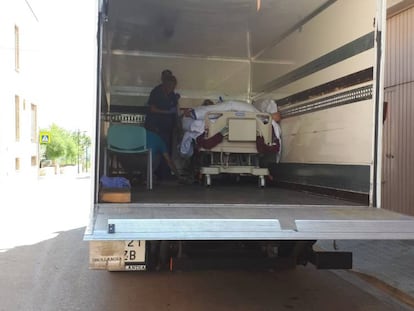 En vídeo, l'home que ha estat traslladat des de l'Hospital en un camió de mudances.