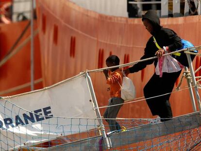 Los migrantes del Aquarius desembarcan en La Valeta este miércoles.