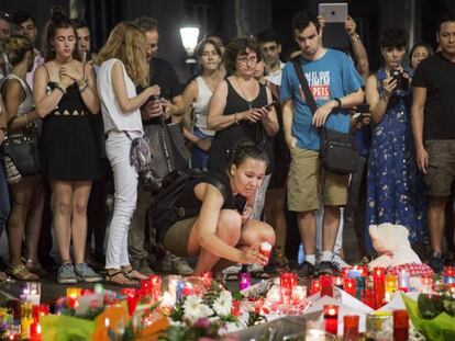 Varias personas recuerdan a las víctimas del atentado el pasado agosto en Barcelona. / En vídeo, la relación de Es Satty con el CNI.
