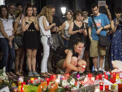 Varias personas recuerdan a las víctimas del atentado el pasado agosto en Barcelona. / En vídeo, la relación de Es Satty con el CNI.