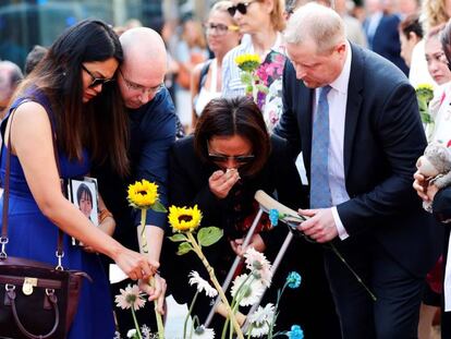 Familiares de las víctimas del 17 A depositan flores este viernes en el mosaico de Joan Miró de La Rambla. En vídeo, los representantes políticos realizan la ofrenda floral, también en La Rambla.