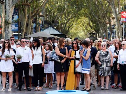 Los familiares de las víctimas de los atentados de Barcelona y Cambrils este viernes en el homenaje en La Rambla.