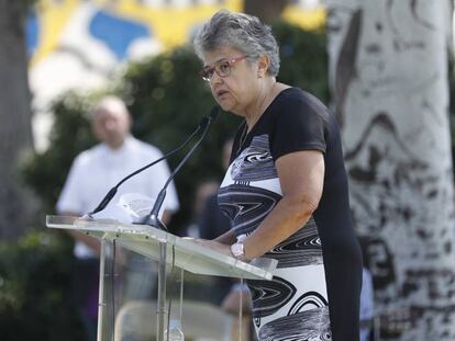 Pilar Vera, presidenta de la asociación de afectados por el accidente de Spanair, en el homenaje a las víctimas este lunes.