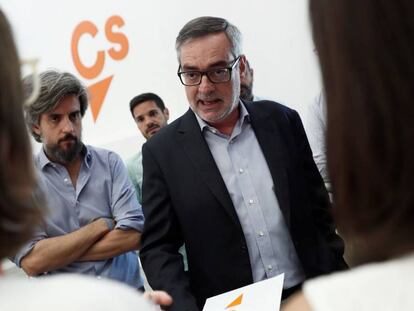 El secretario general de Ciudadanos, José Manuel Villegas, conversa con los periodistas tras la rueda de prensa en la sede de su partido.