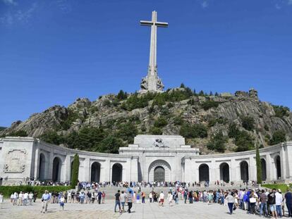 Cientos esperan para entrar a la basílica donde está la tumba de Francisco Franco. En vídeo, declaraciones del presidente del PP, Pablo Casado.