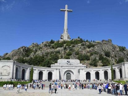 Decenas de personas en el Valle de los Caídos. En vídeo, declaraciones del ministro de Cultura, José Guirao.