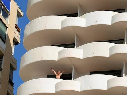 Un turista al balcó d'un hotel a Palma.