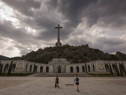 Dos turistas pasean este martes por el Valle de los Caídos.