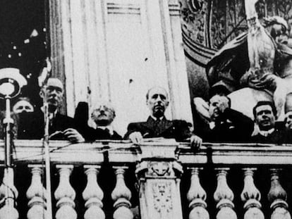 Lluís Companys (en el centro), durante el acto de proclamación de la independencia de Cataluña.