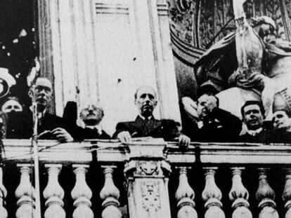 Lluís Companys (en el centro), durante el acto de proclamación de la independencia de Cataluña.