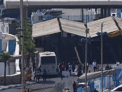 Los migrantes son trasladados a un autocar en la frontera de Marruecos / En vídeo, declaraciones del director de la ONG Proactiva Open Arms