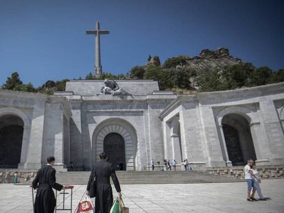 Dos clérigos llegan a la basílica del Valle de los Caídos, este viernes / En vídeo, declaraciones de Carmen Calvo tras el Consejo de Ministros