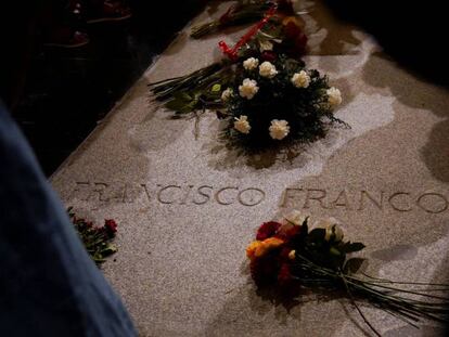 Flores sobre la tumba de Francisco Franco en una imagen tomada este viernes 25 de agosto / En vídeo, cómo será la exhumación de Franco (ATLAS)