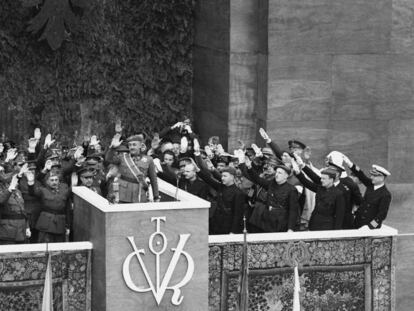 Franco (centro), rodeado de militares que hacen el saludo fascista, en el primer desfile de la victoria, el 19 de mayo de 1939. En vídeo: Verdades y mitos históricos del Valle de los Caídos.
