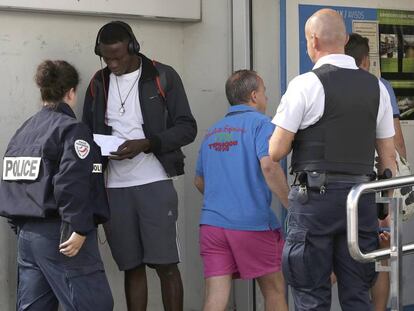 Dos policías franceses interceptan a un migrante que después devuelven a España al no tener papeles. En vídeo, entrevista a Jean Claude Boumtgoe, migrante camerunés, y a Anaitze Agirre, de la plataforma Red de apoyo a inmigrantes.