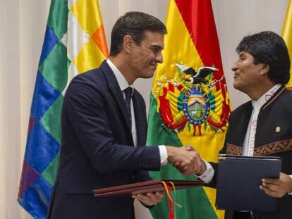 Pedro Sánchez (izquierda) con el presidente de Bolivia, Evo Morales, en su gira latinoamericana.