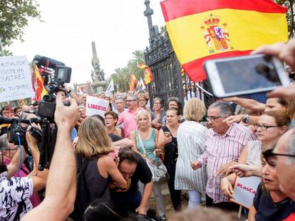 El cámara de Telemadrid, con la cabeza agachada, tras la agresión.