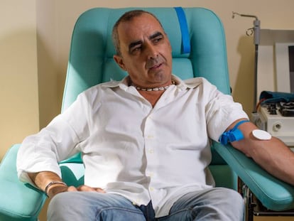 Enrique Francisco Ojea, el mayor donante de sangre de España, antes de una donación en el Centro de Transfusión Sanguínea de Granada este agosto. En vídeo, reportaje sobre su historia.